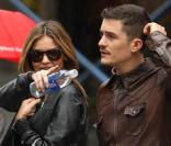 Miranda Kerr et Orlando Bloom cherchent un taxi, dans le quartier de Chelsea, à New York, le 3 mai 2009 !