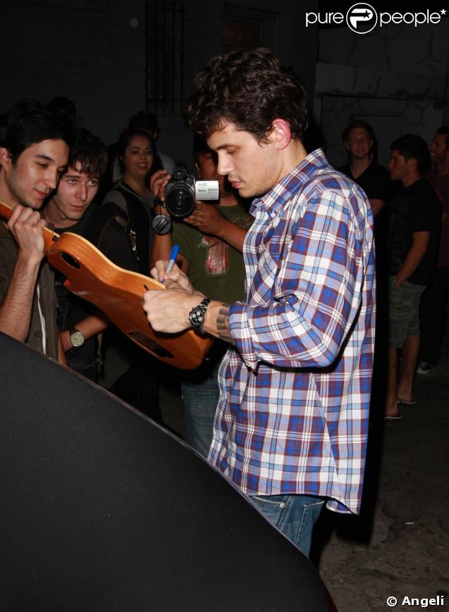 John Mayer, à la sorti du fameux Hotel Cafe, à Hollywood, le 6 mai 2009 ! 