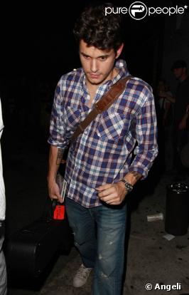 John Mayer, à la sorti du fameux Hotel Cafe, à Hollywood, le 6 mai 2009 ! 