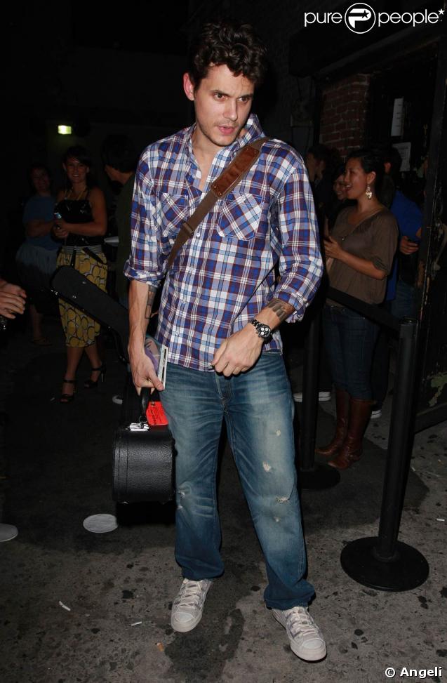 John Mayer, à la sorti du fameux Hotel Cafe, à Hollywood, le 6 mai 2009 ! 