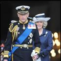 Pendant que le Prince Charles les fait toutes craquer avec son uniforme, Camilla fait tourner les têtes avec.. son chapeau !
