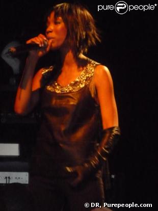 Brandy en concert au Bataclan