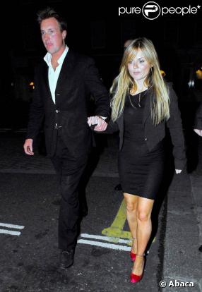 Geri Halliwell et son nouvel amoureux Henry Beckwith sortant d'un club à Londres le 8 mai