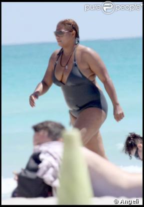 La rappeuse Queen Latifah sur la plage de Miami le 8 mai, elle assume ses formes en maillot de bain !