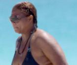 La rappeuse Queen Latifah sur la plage de Miami le 8 mai, elle assume ses formes en maillot de bain !