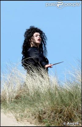Helena Bonham-Carter sur le tournage de Harry Potter et les Reliques de la mort dans le Pembrokeshire au Pays de Galles le 11 mai 2009