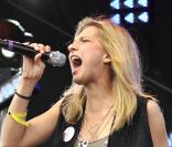 Amandine Bourgeois sur scène en juillet 2008
