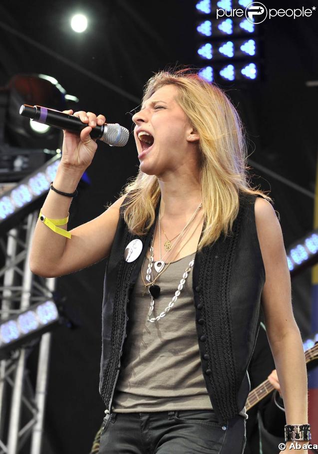 Amandine Bourgeois sur scène en juillet 2008