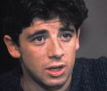 En 1983, il ne change pas... Si ce n'est la coupe de cheveux, grâce à laquelle on situe immédiatement l'époque ! Ce détail mis à part, Patrick Bruel n'a pas pris une ride ! 