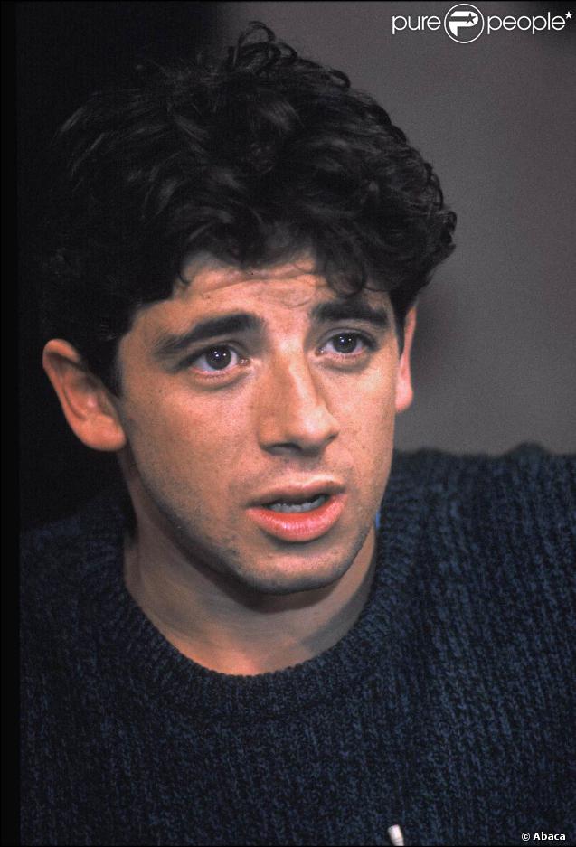 En 1983, il ne change pas... Si ce n'est la coupe de cheveux, grâce à laquelle on situe immédiatement l'époque ! Ce détail mis à part, Patrick Bruel n'a pas pris une ride ! 