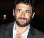 A Monaco, en octobre 2003, Patrick se la joue homme des bois viril et laisse pousser la barbe, tout en entrouvrant sa chemise !  