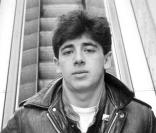 En 1982, c'est le début de la célébrité pour Patrick Bruel, qui adopte le look 