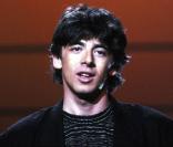 Il a 26 ans en 1985... Et on lui donnerait le bon Dieu sans confession, à Patrick, star en devenir ! 