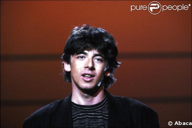 Il a 26 ans en 1985... Et on lui donnerait le bon Dieu sans confession, à Patrick, star en devenir ! 
