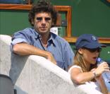 Retour à Roland-Garros pour Patrick en juin 2001, cheveux longs, lunettes à la John Lennon en compagnie d'une belle inconnue 