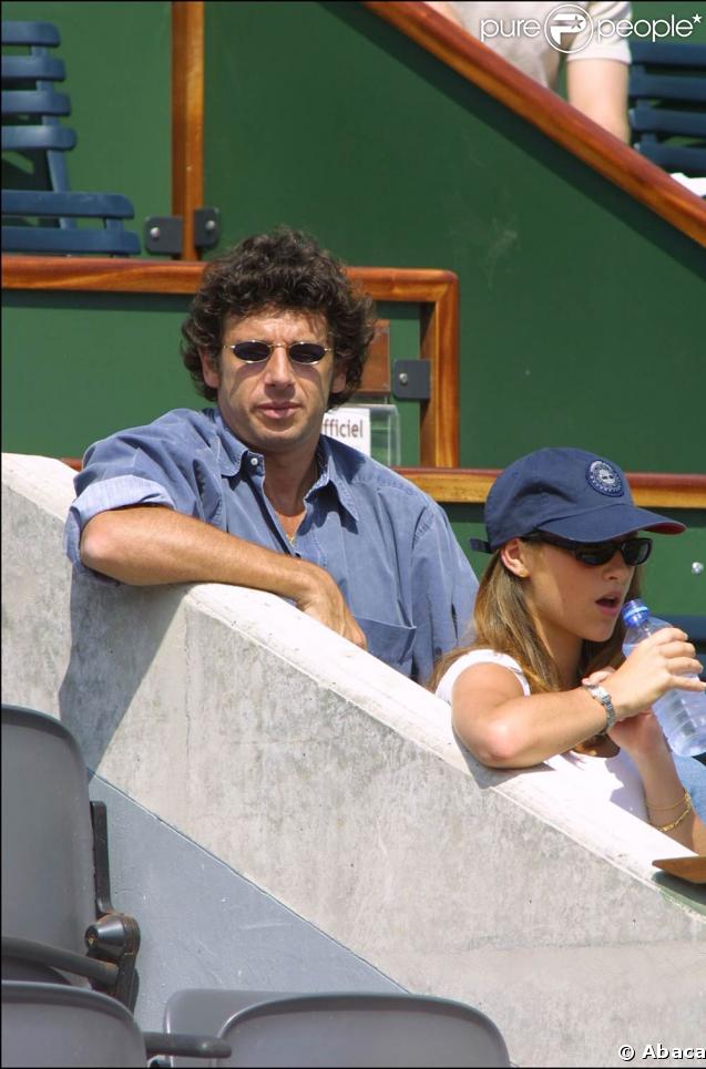 Retour à Roland-Garros pour Patrick en juin 2001, cheveux longs, lunettes à la John Lennon en compagnie d'une belle inconnue 