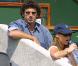 Retour à Roland-Garros pour Patrick en juin 2001, cheveux longs, lunettes à la John Lennon en compagnie d'une belle inconnue