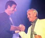 Patrick Bruel, chanteur reconnu par ses pairs (et par des millions de groupies), est en 2000 sur scène aux côtés du grand Charles Aznavour. 