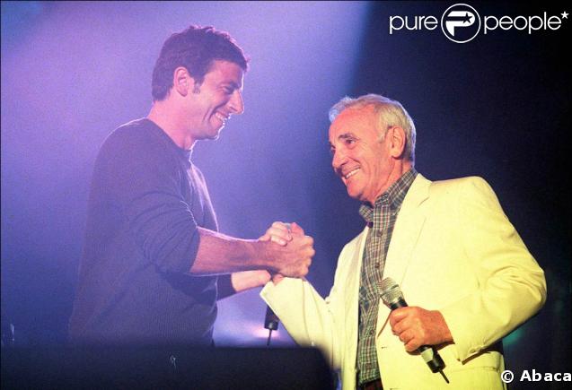 Patrick Bruel, chanteur reconnu par ses pairs (et par des millions de groupies), est en 2000 sur scène aux côtés du grand Charles Aznavour. 