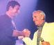 Patrick Bruel, chanteur reconnu par ses pairs (et par des millions de groupies), est en 2000 sur scène aux côtés du grand Charles Aznavour.
