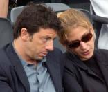 Retour à Roland-Garros, fil rouge de l'existence de Patrick, cette fois en juin 2002 avec Amanda Sthers, sa compagne. 