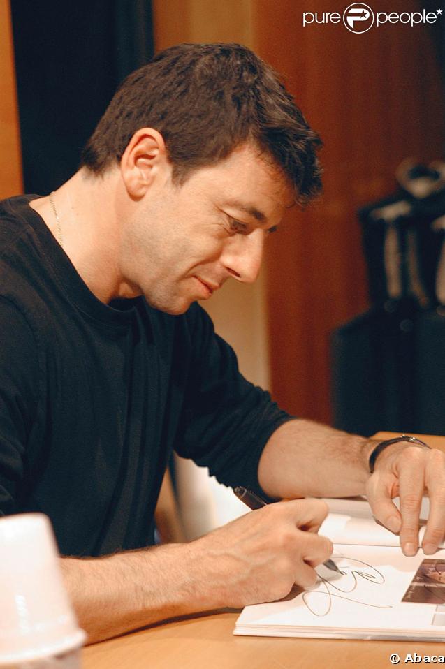 Coupe courte remise au goût du jour, et toujours aussi séduisant, Patrick s'applique en séance de dédicace à Lyon, en avril 2006. 