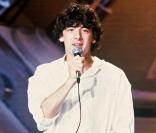 Même en jean moulant taille haute, Patrick Bruel arrive à rester sexy... Ici dans l'émission Champs Elysées, en 1985. 