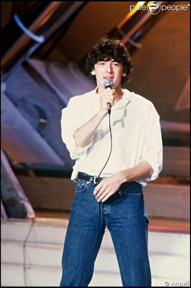Même en jean moulant taille haute, Patrick Bruel arrive à rester sexy... Ici dans l'émission Champs Elysées, en 1985. 