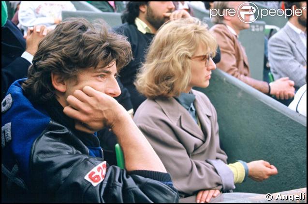Toujours avec son blouson de biker, Patrick affiche déjà sa passion pour le tennis, ici à Roland Garros aux côtés de Nathalie Baye, en juin 1986. 