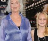 Jane Alexander et sa petite-fille Hazel à la première de Terminator hier soir à Los Angeles