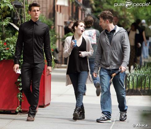  Emma Roberts, nièce de Julia Roberts, et l'acteur Nico Tortorella se promènent sur le tournage de leur nouveau film  Twelve  à New-York le 14 mai 2009 