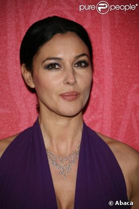 Monica Bellucci pose sur le tapis rouge de la cérémonie des César en février 2009 