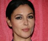 Monica Bellucci pose sur le tapis rouge de la cérémonie des César en février 2009<br />