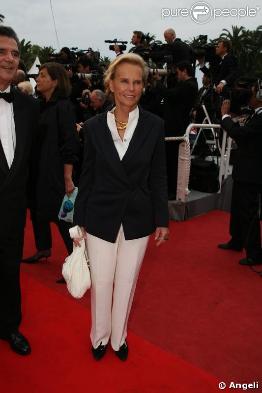 Christine Ockrent très simple, dans un pantalon blanc et veste noire ! Montée des marches pour le film Bright Star, le 15 mai 2009