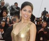 Le mannequin indien Parvathy Omanakuttan était sublime dans une robe dorée et parée de bijoux Chopard, lors de la montée des marches pour le film Bright Star, le 15 mai 2009