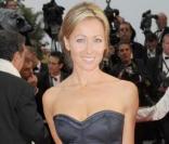 Anne-Sophie Lapix était ravissante dans sa robe bleu marine bustier, signée Yves Saint Laurent, pour la montée des marches pour le film Bright Star, le 15 mai 2009