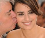 Penélope Cruz et Pedro Almodovar lors du photocall du film Etreintes Brisées, à Cannes, le 19 mai