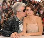 Penélope Cruz et Pedro Almodovar lors du photocall du film Etreintes Brisées, à Cannes, le 19 mai