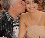 Penélope Cruz et Pedro Almodovar lors du photocall du film Etreintes Brisées, à Cannes, le 19 mai