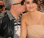 Penélope Cruz et Pedro Almodovar lors du photocall du film Etreintes Brisées, à Cannes, le 19 mai