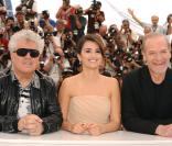 Penélope Cruz, Lluis Homar et Pedro Almodovar lors du photocall du film Etreintes Brisées, à Cannes, le 19 mai