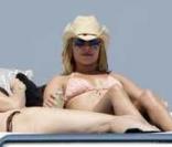 Hayden Panettiere se fait dorer sur un yacht dans la baie de Cannes... Sur la gauche, Steve Jones, son petit-ami... 