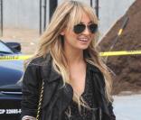 Nicole Richie, toujours aussi tendance dans sa petite robe liberty qu'elle porte sous une veste en cuir ! Rock'n'Roll ! 