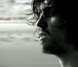 Julien Doré se dévoile en baigneur en dévoilant le clip des  Bords de mer 