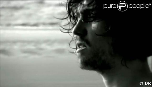 Julien Doré se dévoile en baigneur en dévoilant le clip des  Bords de mer 