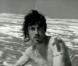 Julien Doré se dévoile en baigneur en dévoilant le clip des Bords de mer