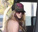Avril Lavigne et une amie se rendent à la station service pour prendre de l'essence le 25 mai 2009