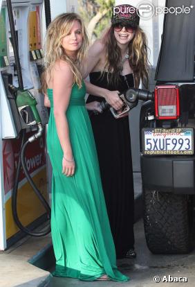 Avril Lavigne et une amie se rendent à la station service pour prendre de l'essence le 25 mai 2009