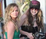 Avril Lavigne et une amie se rendent à la station service pour prendre de l\'essence le 25 mai 2009