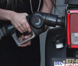 Avril Lavigne et une amie se rendent à la station service pour prendre de l'essence le 25 mai 2009